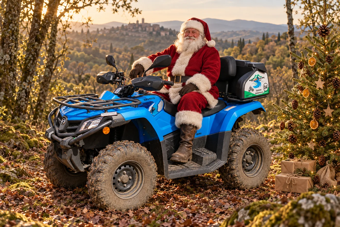 Babbo Natale sul quad blu Aniene Adventure, accanto a un albero con decorazioni naturali nel bosco.